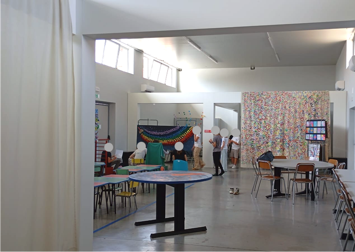 Laboratori didattici Narzole, suddivisione spazi con il 'colonnato' progetto colore e segnaletica a rilievo